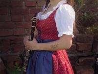 Plakat mit Nahaufnahme einer Person mit Blechblasinstrument und Tatoo auf dem Unterarm mit dem Text „Blech mit Herz"