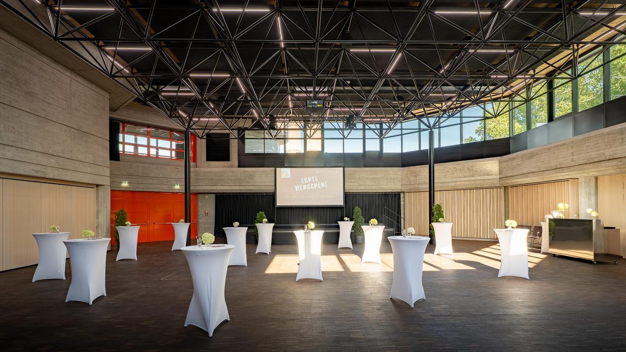 Kulturzentrum Güssing - Saal mit Stehtischen