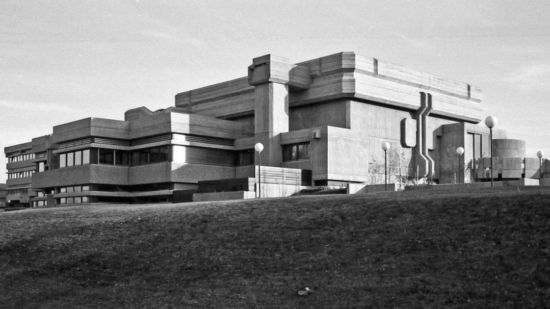Kulturzentrum Mattersburg Gebäude schwarz weiß