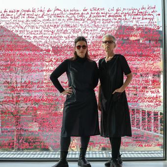 Die Künstlerinnen Valerie Habsburg und Judith Augustinovič vor ihrem Kunstwerk 