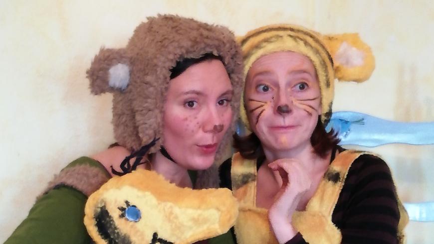 Verkleidete Menschen als Tiger und Bär