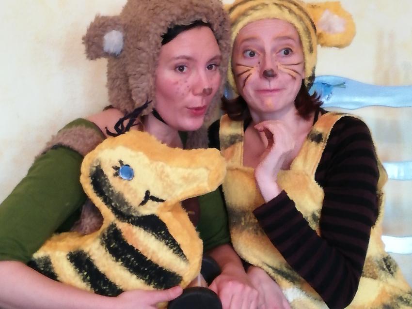 Zwei Schauspieler:innen sind als Tiger und Bär verkleidet.