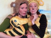 Zwei Schauspieler:innen sind als Tiger und Bär verkleidet.