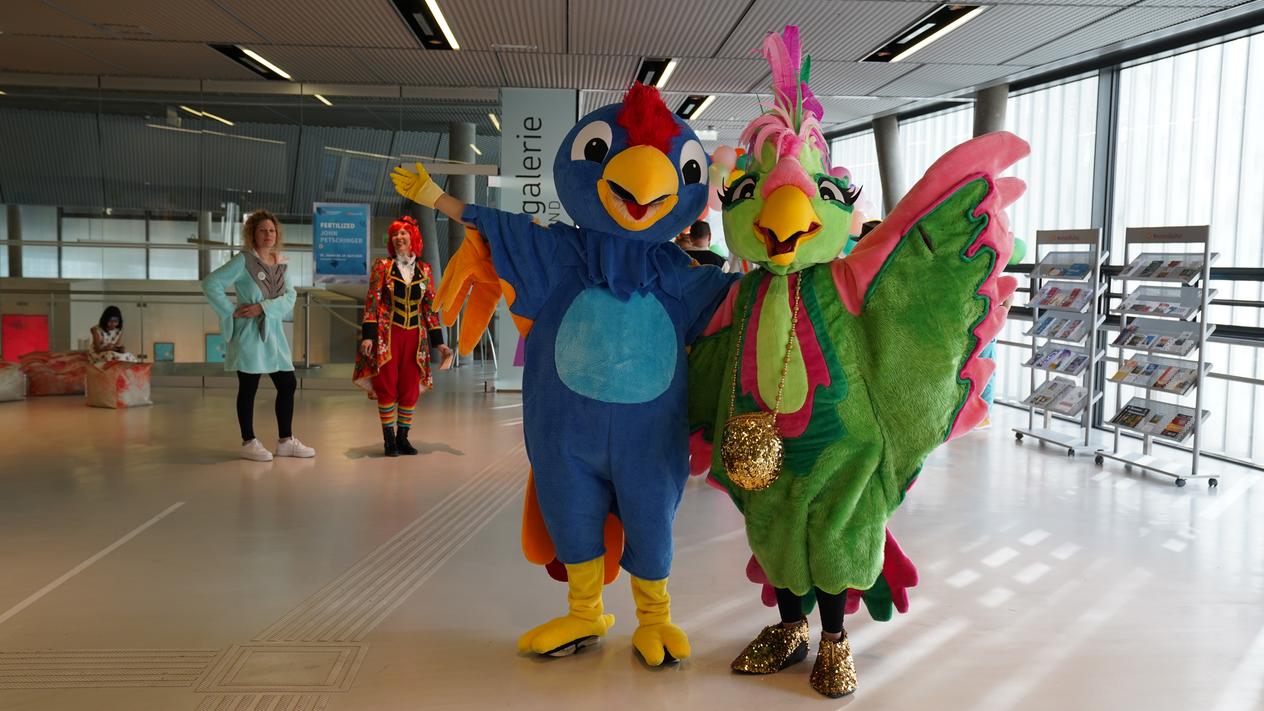 Zwei Papagei-Maskottchen stehen im Foyer des Kultur Kongress Zentrums Eisenstadt.