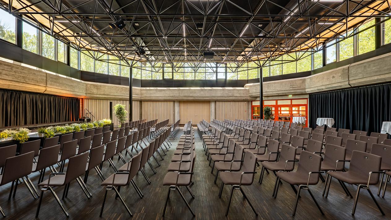 Kulturzentrum Güssing - seitlicher Blick in den Saal