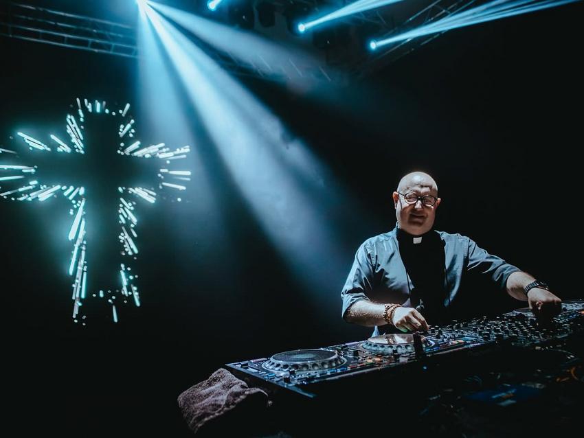 DJ Padre Guilherme.