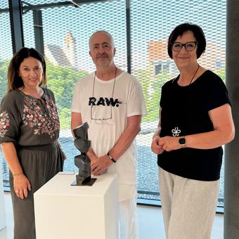 Bildhauer Martin Amerbauer (Mitte); Margit Fröhlich (wissenschaftliche und kaufmännisch-organisatorische Leitung Museen und Sammlung Landesmuseum Burgenland; links) und Klaudia Fritz (kfm.-organisatorische Leitung Synagoge Kobersdorf | AiR | LAB; rechts)
