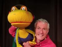 Marko Simsa mit einer großen Frosch-Puppe