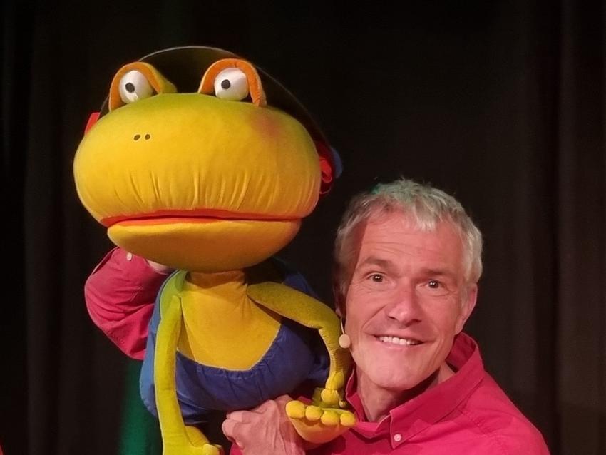 Marko Simsa mit einer großen Frosch-Puppe
