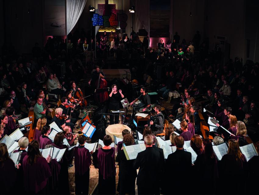 Chor und Musiker und Publikum