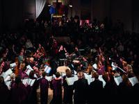 Chor und Musiker und Publikum