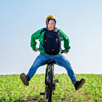 Kabarettist Fredi Jirkal auf einem Fahrrad