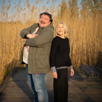 Christoph Krutzler und Johanna Mertinz auf einem Steg am Neusiedler See