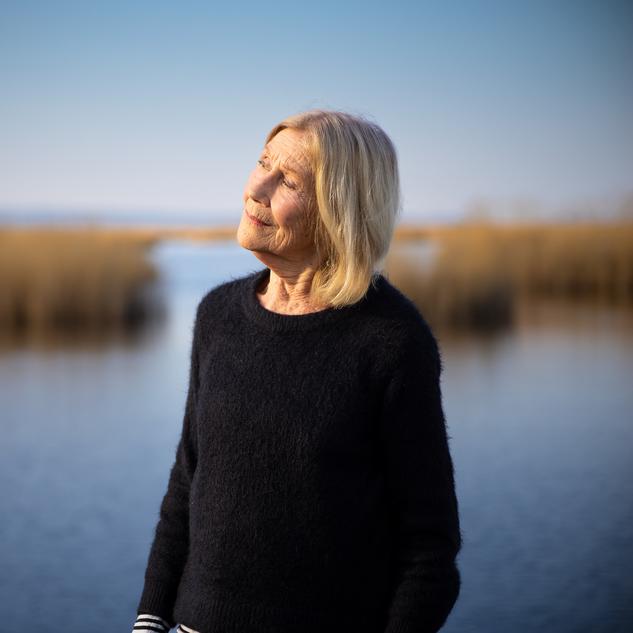 Johanna Mertinz vor dem Neusiedler See