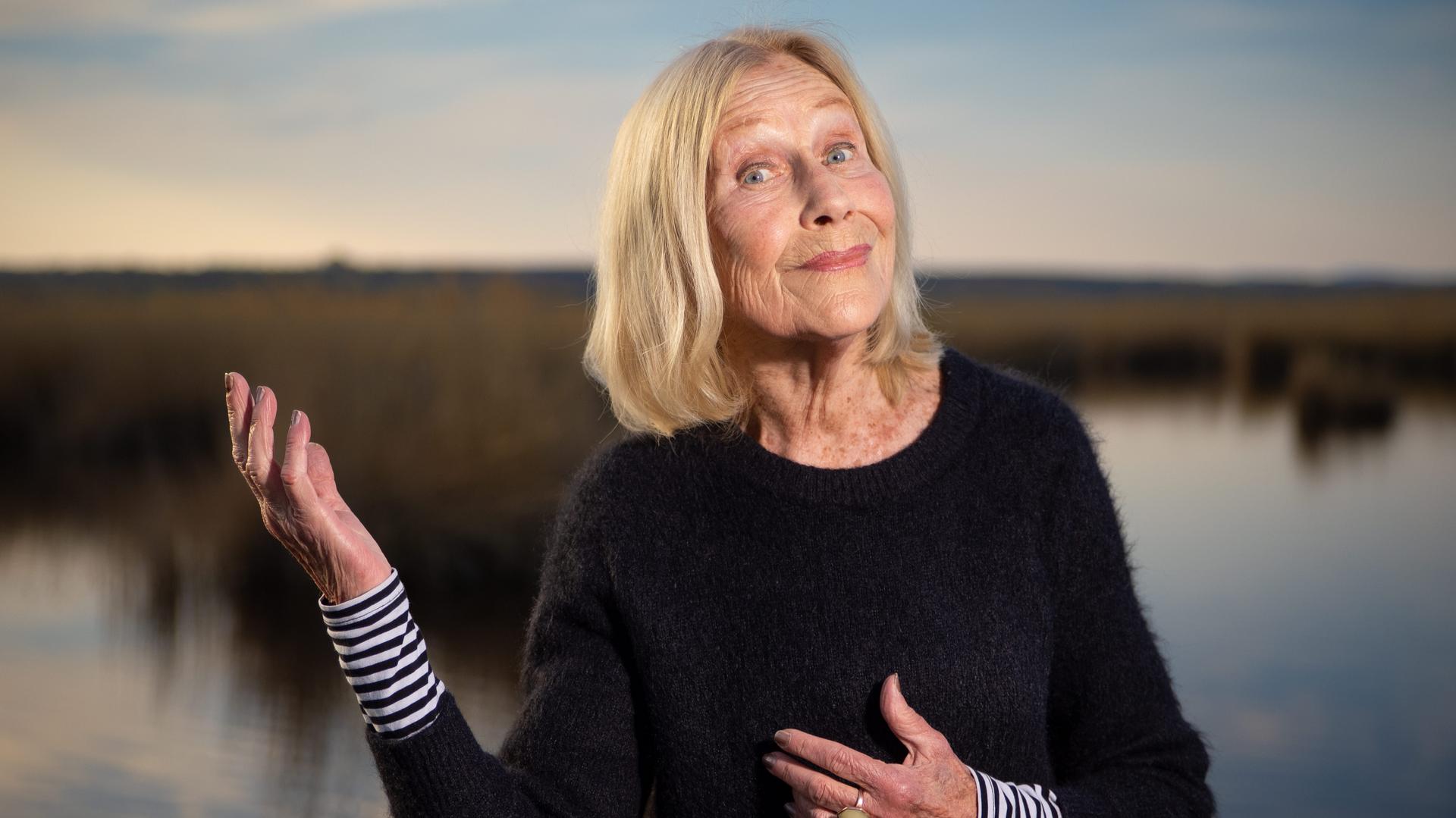 Johanna Mertinz im Hintergrund der Neusiedler See