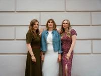 Die Poxruck Sisters vor einer weißen Wand