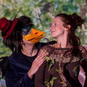 Man sieht 2 Schauspieler des Kindertheaters Die kleine Hexe. Ein Schauspieler ist als Rabe verkleidet.