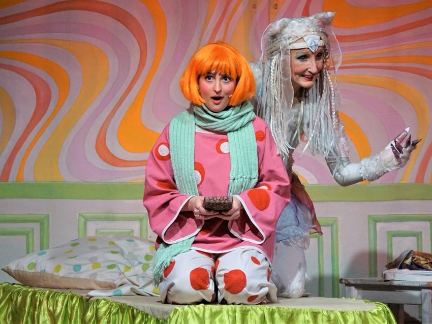 Zwei verkleidetet Schauspielerinnen. Eine jüngere, eine ältere.